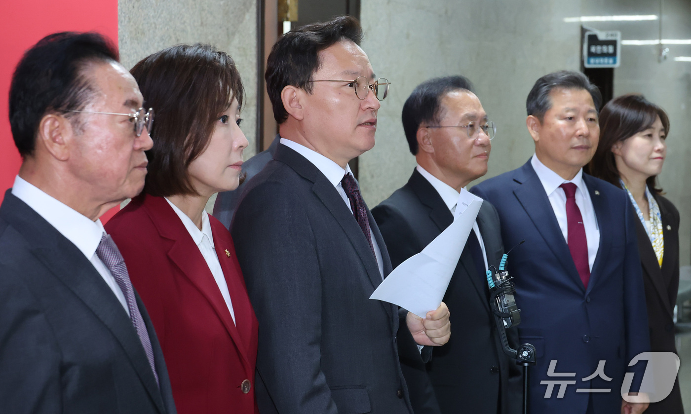 (서울=뉴스1) 신웅수 기자 = 김형동 간사를 비롯한 국민의힘 기후에너지환경노동위원회 위원들이 15일 서울 여의도 국회에서 국정감사 현안 관련 기자회견을 하고 있다. 2026.10 …