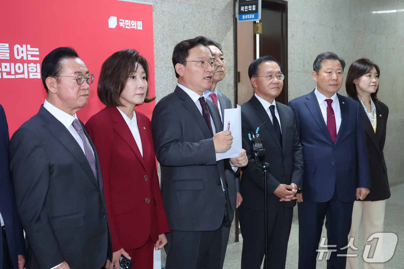 (서울=뉴스1) 신웅수 기자 = 김형동 간사를 비롯한 국민의힘 기후에너지환경노동위원회 위원들이 15일 서울 여의도 국회에서 국정감사 현안 관련 기자회견을 하고 있다. 2026.10 …