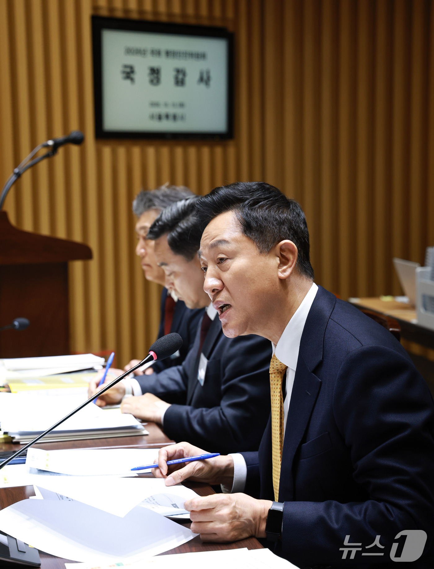 (서울=뉴스1) 구윤성 기자 = 오세훈 서울시장이 15일 서울시청에서 열린 국회 행정안전위원회의 서울시에 대한 국정감사에서 질의에 답변하고 있다. 2026.10.15/뉴스1