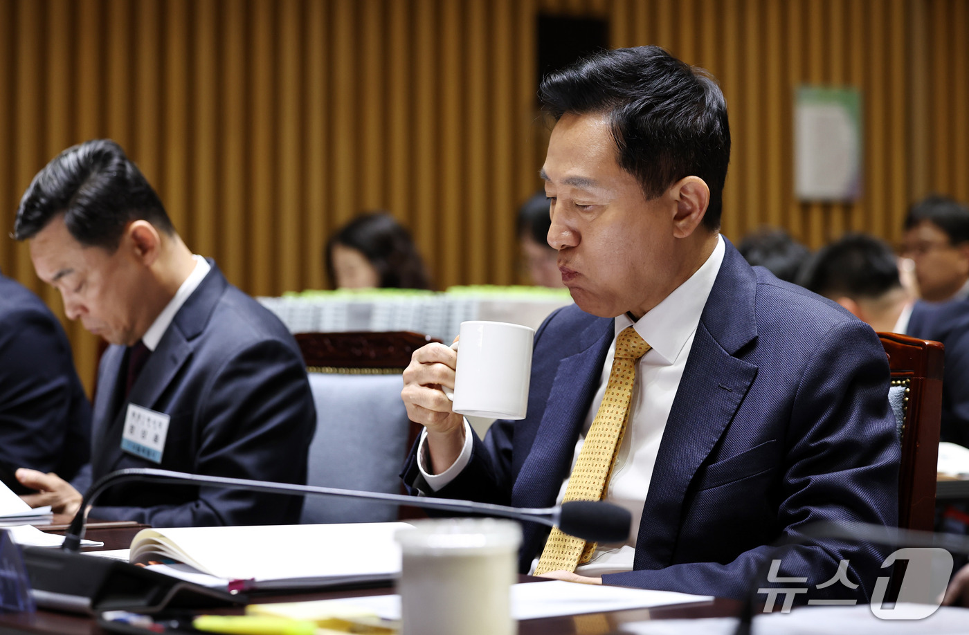 (서울=뉴스1) 구윤성 기자 = 오세훈 서울시장이 15일 서울시청에서 열린 국회 행정안전위원회의 서울시에 대한 국정감사에서 자료를 살피고 있다. 2026.10.15/뉴스1