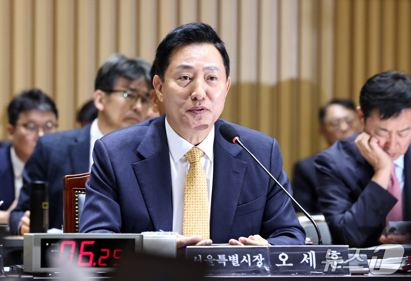 (서울=뉴스1) 구윤성 기자 = 오세훈 서울시장이 15일 서울시청에서 열린 국회 행정안전위원회의 서울시에 대한 국정감사에서 질의에 답변하고 있다. 2026.10.15/뉴스1