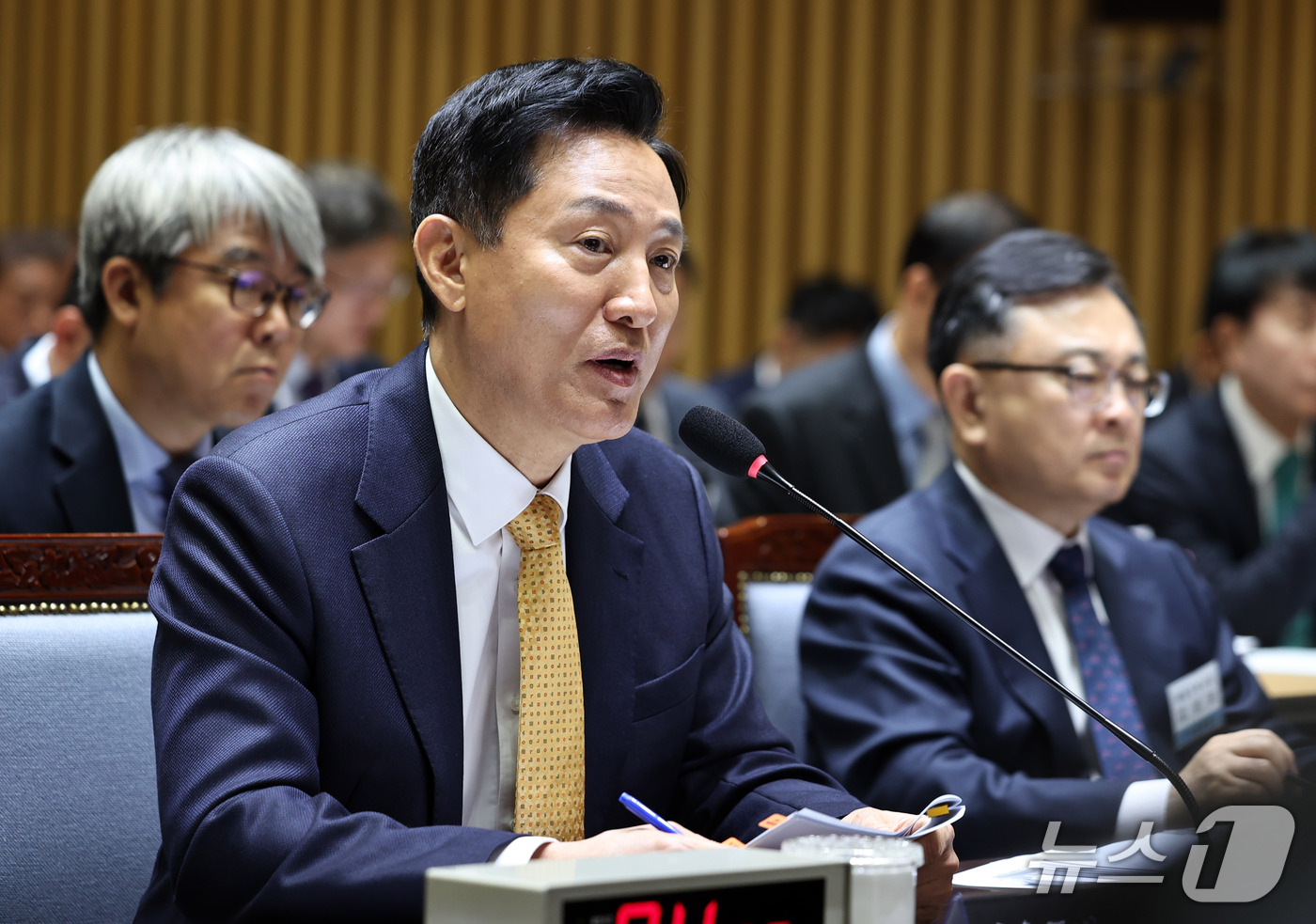 (서울=뉴스1) 구윤성 기자 = 오세훈 서울시장이 15일 서울시청에서 열린 국회 행정안전위원회의 서울시에 대한 국정감사에서 질의에 답변하고 있다. 2026.10.15/뉴스1