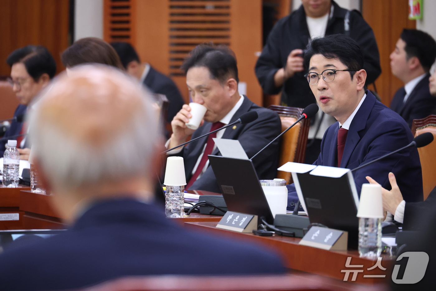 (서울=뉴스1) 신웅수 기자 = 주진우 국민의힘 의원이 15일 서울 여의도 국회에서 열린 법제사법위원회의 법제처에 대한 국정감사에서 조원철 법제처장에게 질의하고 있다. 2026.1 …