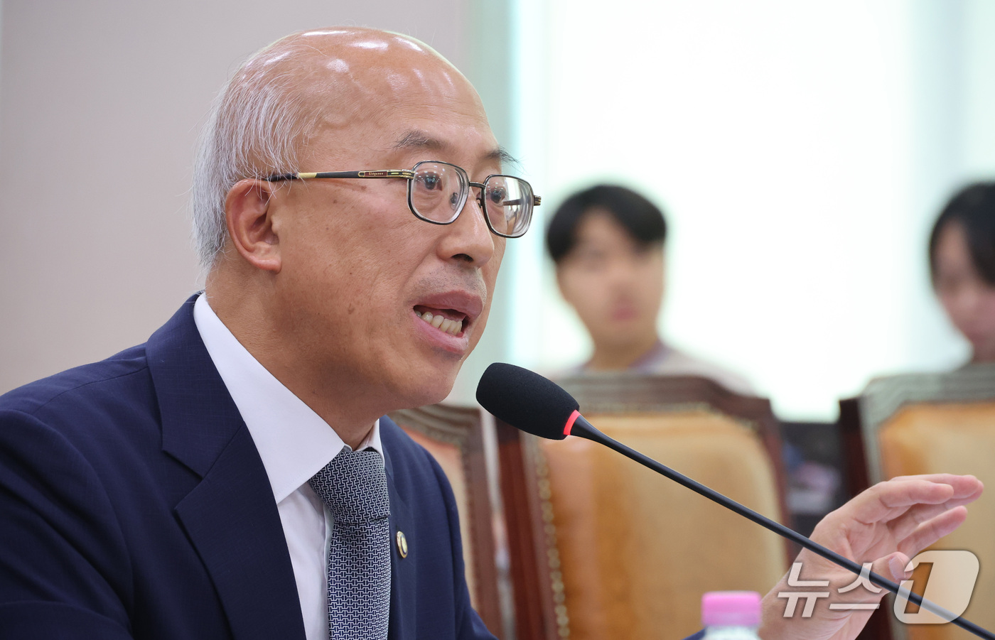 (서울=뉴스1) 신웅수 기자 = 조원철 법제처장이 15일 서울 여의도 국회에서 열린 법제사법위원회의 법제처에 대한 국정감사에서 증인 선서를 하고 있다. 2026.10.15/뉴스1