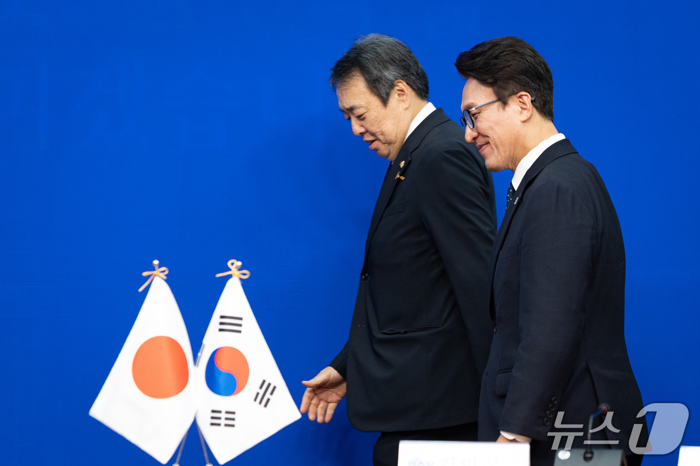 (서울=뉴스1) 유승관 기자 = 김민석 더불어민주당 대표가 15일 서울 여의도 국회에서 미즈시마 고이치 주한일본대사를 접견, 함께 입장하고 있다. 2026.10.15/뉴스1