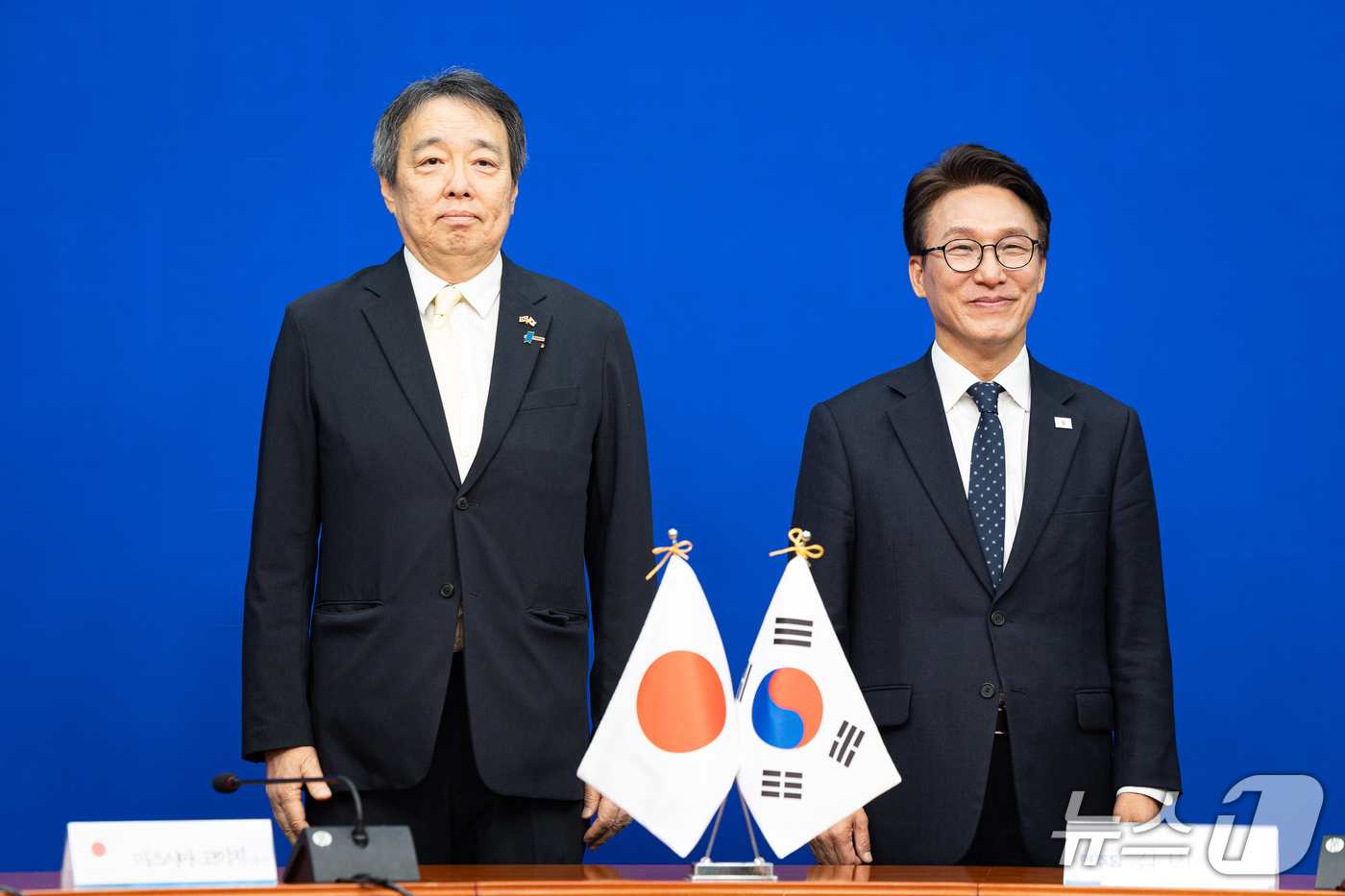 (서울=뉴스1) 유승관 기자 = 김민석 더불어민주당 대표가 15일 서울 여의도 국회에서 미즈시마 고이치 주한일본대사를 접견, 기념 촬영을 하고 있다. 2026.10.15/뉴스1