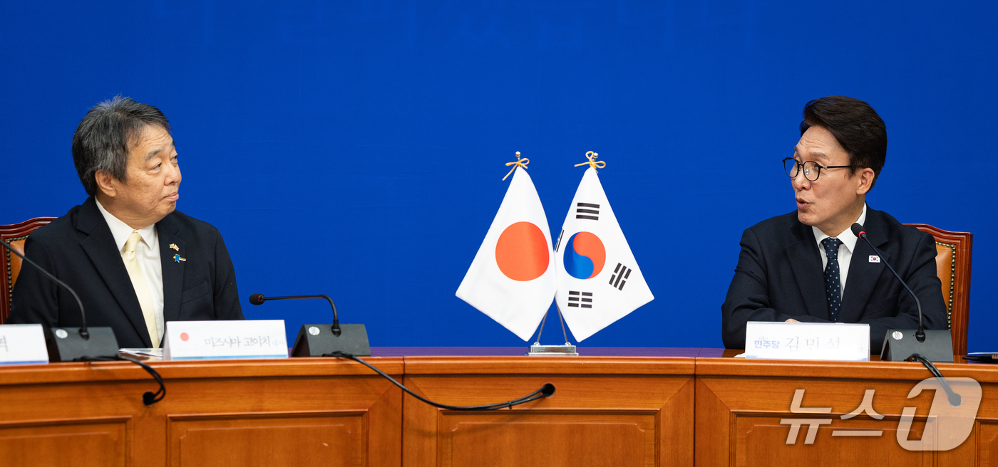 (서울=뉴스1) 유승관 기자 = 김민석 더불어민주당 대표가 15일 서울 여의도 국회에서 미즈시마 고이치 주한일본대사를 접견하고 있다. 2026.10.15/뉴스1