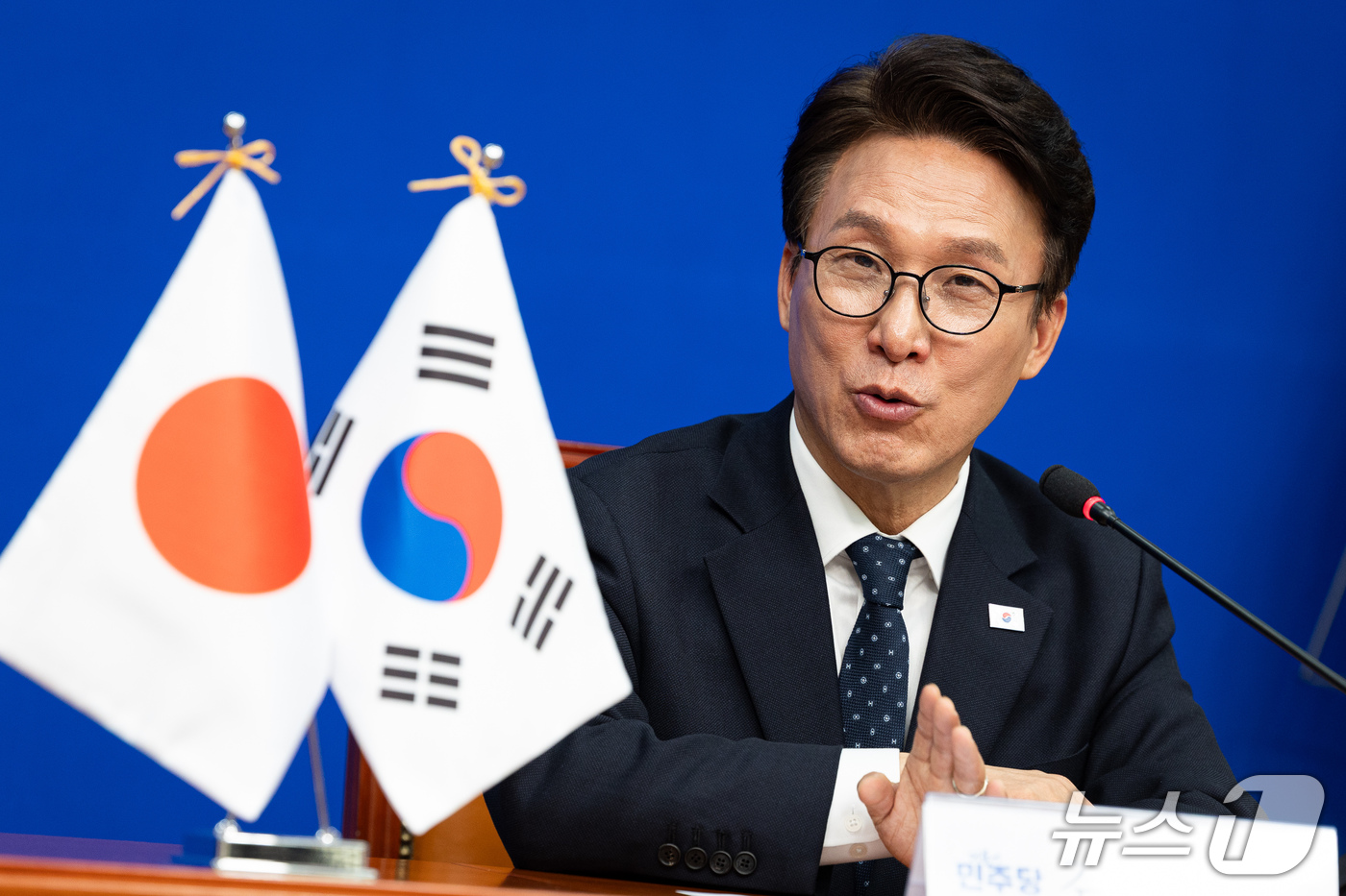 (서울=뉴스1) 유승관 기자 = 김민석 더불어민주당 대표가 15일 서울 여의도 국회에서 미즈시마 고이치 주한일본대사를 접견하고 있다. 2026.10.15/뉴스1