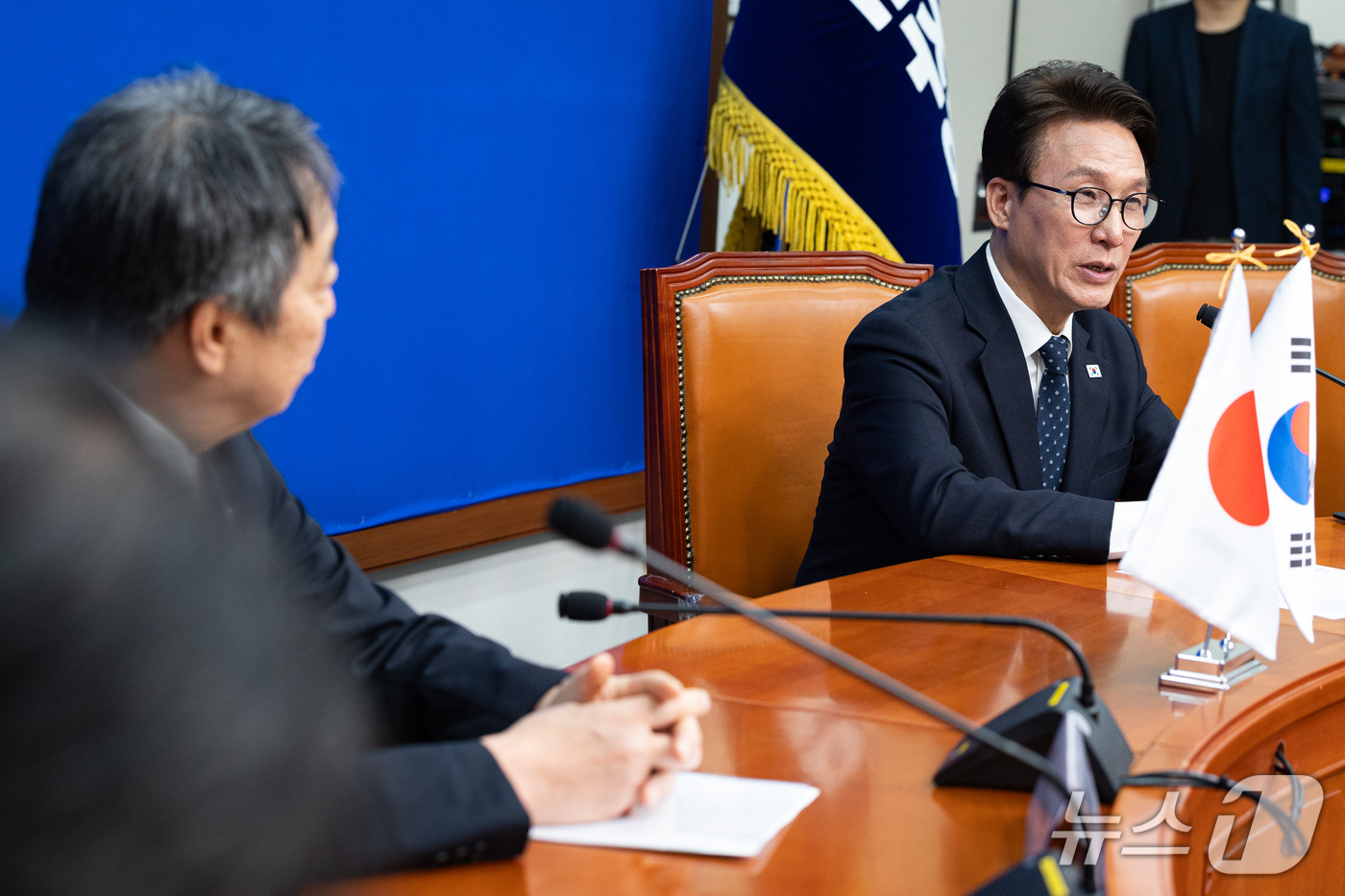 (서울=뉴스1) 유승관 기자 = 김민석 더불어민주당 대표가 15일 서울 여의도 국회에서 미즈시마 고이치 주한일본대사를 접견하고 있다. 2026.10.15/뉴스1