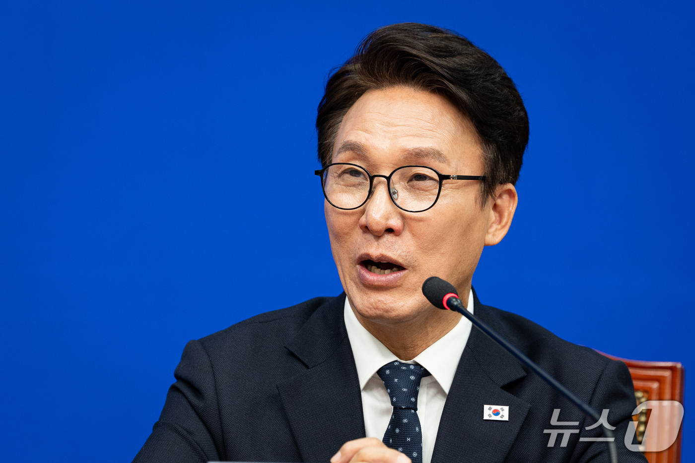 (서울=뉴스1) 유승관 기자 = 김민석 더불어민주당 대표가 15일 서울 여의도 국회에서 미즈시마 고이치 주한일본대사를 접견하고 있다. 2026.10.15/뉴스1