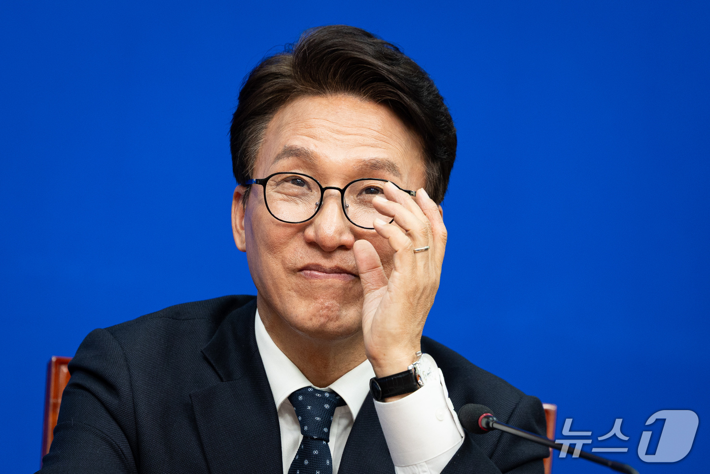 (서울=뉴스1) 유승관 기자 = 김민석 더불어민주당 대표가 15일 서울 여의도 국회에서 미즈시마 고이치 주한일본대사를 접견하고 있다. 2026.10.15/뉴스1