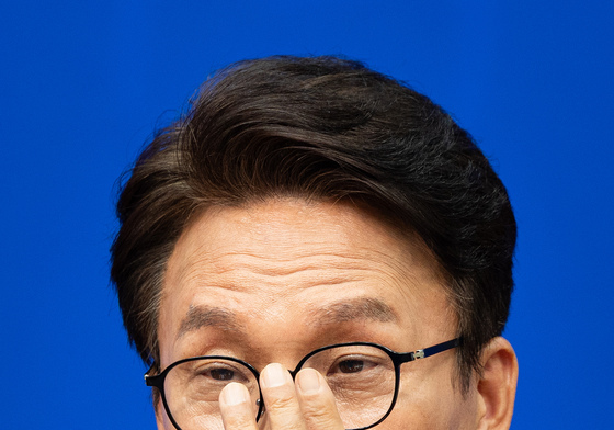안경 올려쓰는 김민석 대표