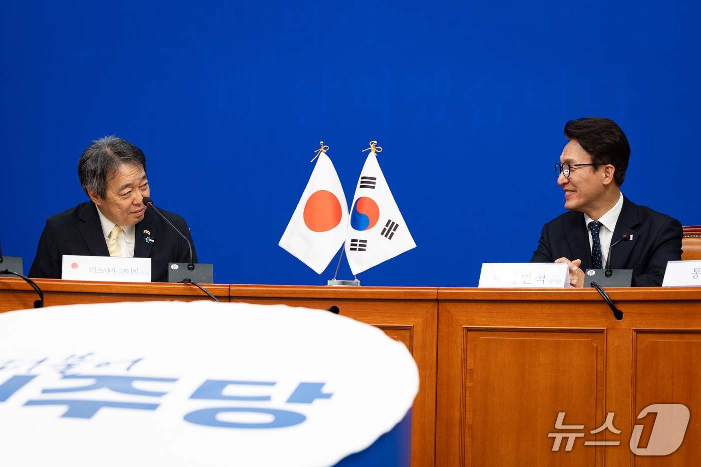 (서울=뉴스1) 유승관 기자 = 김민석 더불어민주당 대표가 15일 서울 여의도 국회에서 미즈시마 고이치 주한일본대사를 접견하고 있다. 2026.10.15/뉴스1