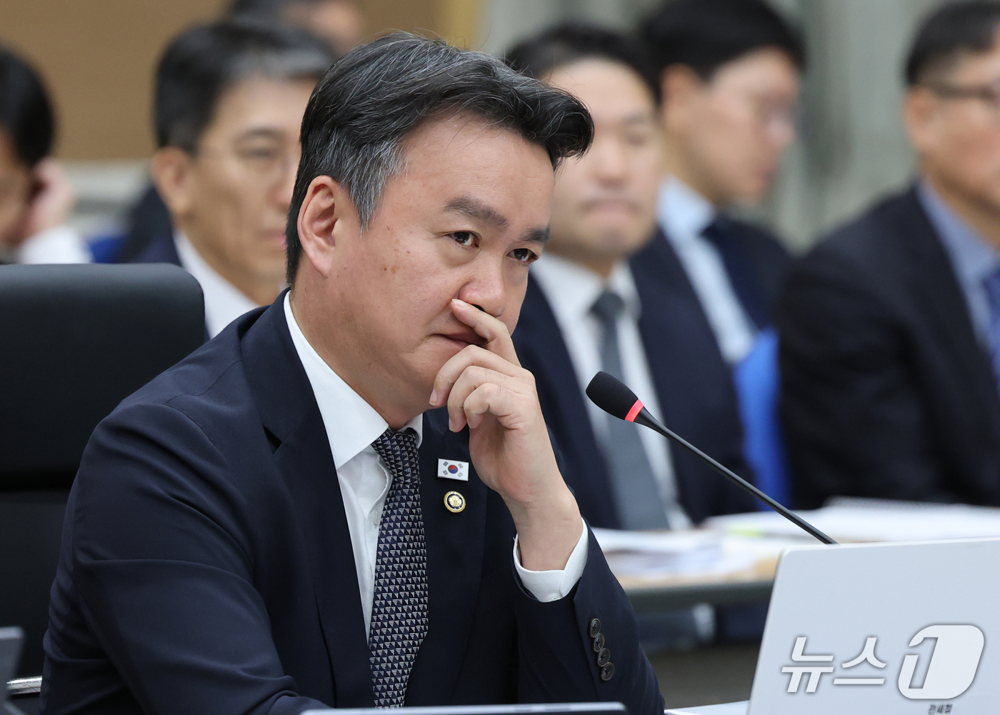 (대전=뉴스1) 김기태 기자 = 이종욱 관세청장이 15일 오전 정부대전청사에서 열린 국회 재정경제기획위원회의 국가데이터처, 관세청, 조달청에 대한 국정감사에서 위원 질의를 듣고 있 …