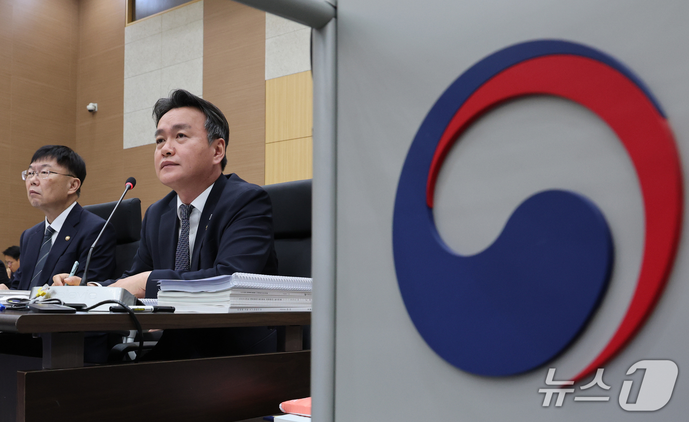 (대전=뉴스1) 김기태 기자 = 이종욱 관세청장이 15일 오전 정부대전청사에서 열린 국회 재정경제기획위원회의 국가데이터처, 관세청, 조달청에 대한 국정감사에서 질의를 듣고 있다. …