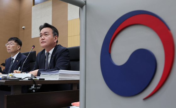 [국감] 의원 질의 듣는 이종욱 관세청장