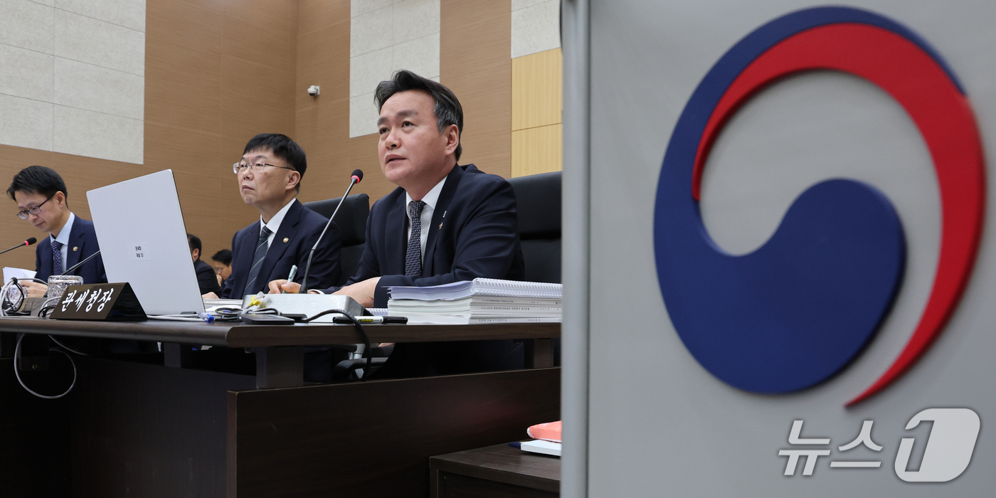 (대전=뉴스1) 김기태 기자 = 이종욱 관세청장이 15일 오전 정부대전청사에서 열린 국회 재정경제기획위원회의 국가데이터처, 관세청, 조달청에 대한 국정감사에서 답변하고 있다. 20 …