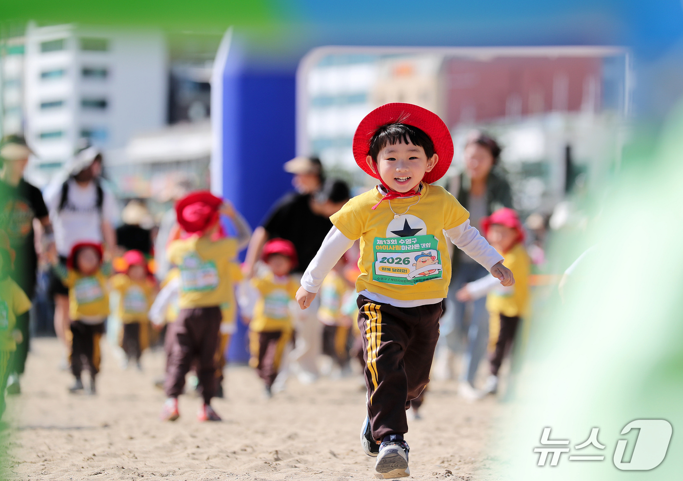 (부산=뉴스1) 윤일지 기자 = 15일 부산 수영구 광안리해수욕장에서 열린 제13회 아이사랑 마라톤 대회에 참가한 어린이들이 해맑게 웃으며 백사장을 달리고 있다.  2026.10. …