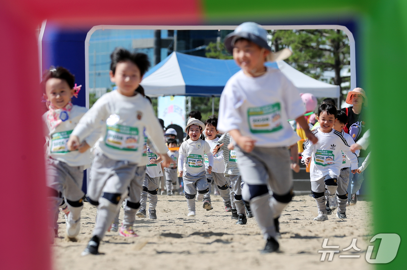 (부산=뉴스1) 윤일지 기자 = 15일 부산 수영구 광안리해수욕장에서 열린 제13회 아이사랑 마라톤 대회에 참가한 어린이들이 해맑게 웃으며 백사장을 달리고 있다.  2026.10. …