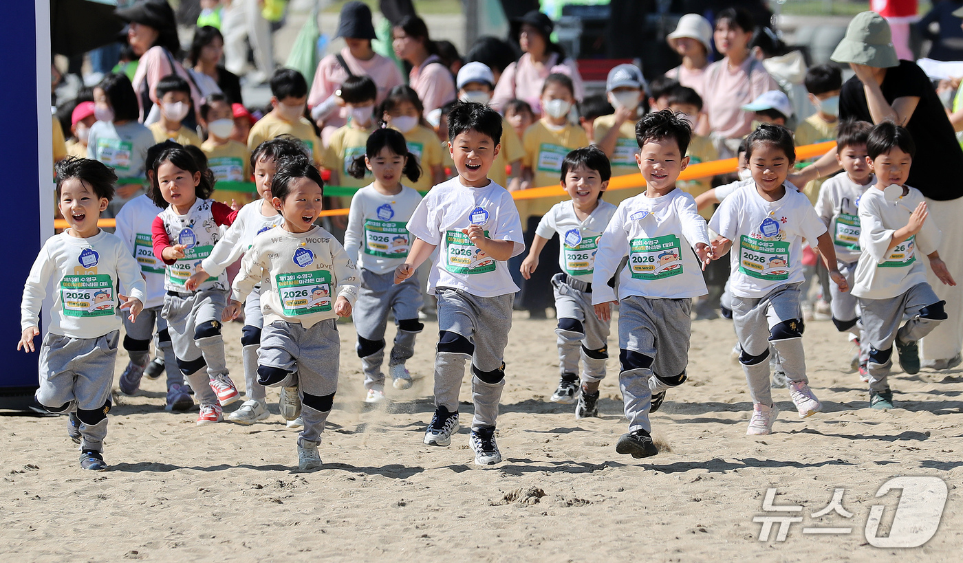 (부산=뉴스1) 윤일지 기자 = 15일 부산 수영구 광안리해수욕장에서 열린 제13회 아이사랑 마라톤 대회에 참가한 어린이들이 해맑게 웃으며 백사장을 달리고 있다.  2026.10. …