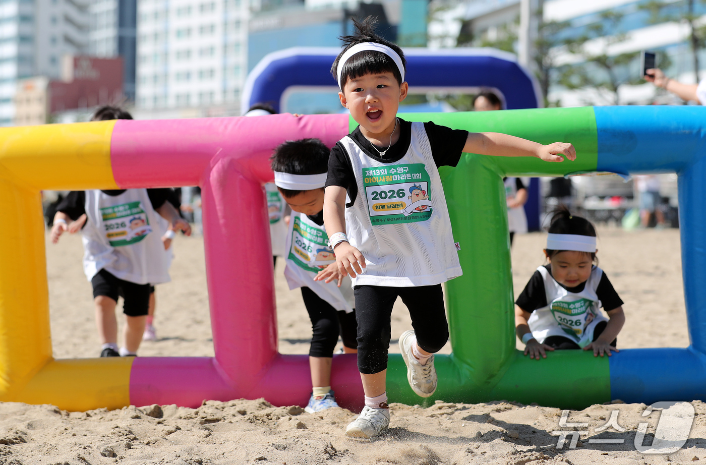 (부산=뉴스1) 윤일지 기자 = 15일 부산 수영구 광안리해수욕장에서 열린 제13회 아이사랑 마라톤 대회에 참가한 어린이들이 해맑게 웃으며 백사장을 달리고 있다.  2026.10. …