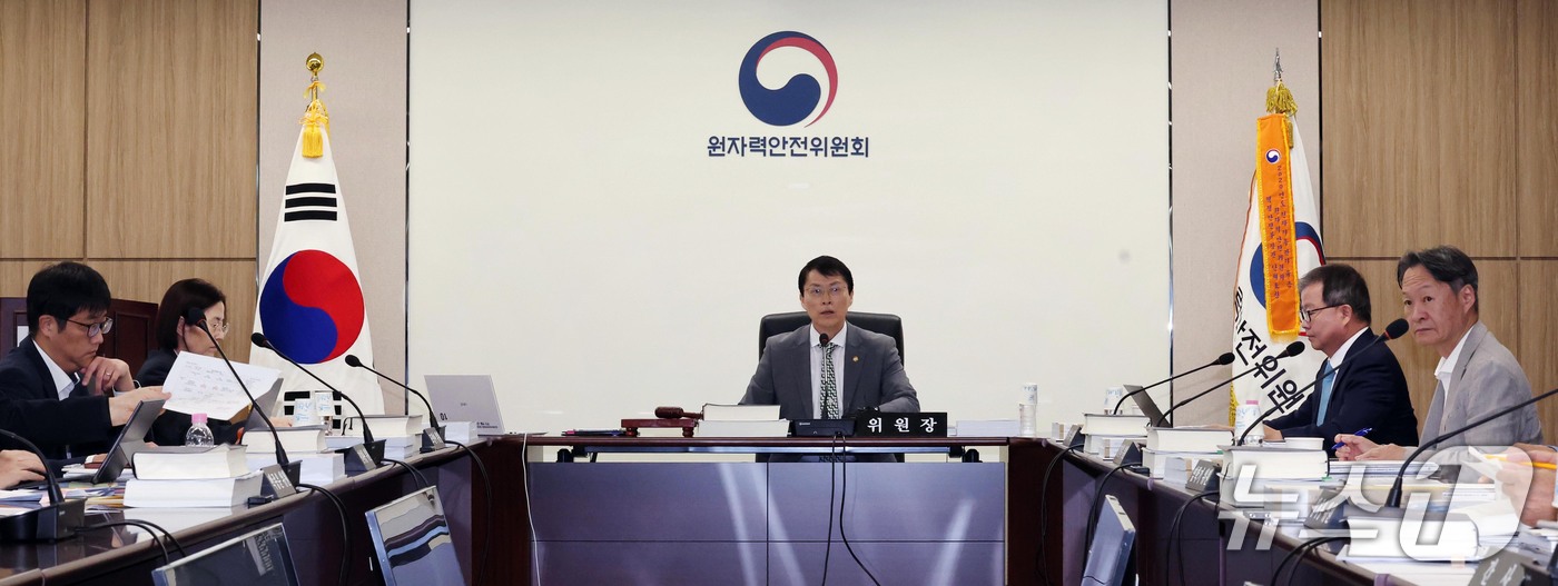 (서울=뉴스1) 이종덕 기자 = 최원호 원자력안전위원회 위원장이 15일 서울 종로구 원자력안전위원회 대회의실에서 회의를 주재하고 있다. 원안위는 이날 고리3·4호기와 한빛 1·2호 …