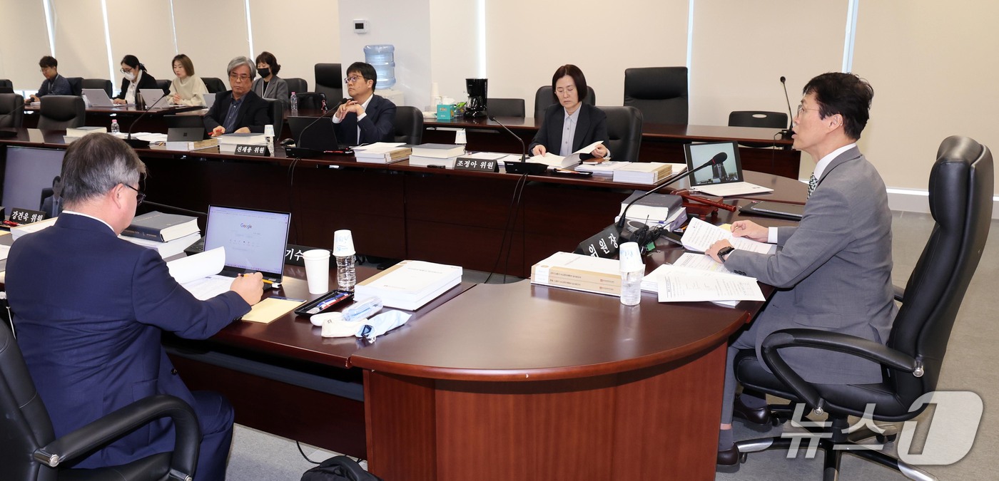 (서울=뉴스1) 이종덕 기자 = 최원호 원자력안전위원회 위원장이 15일 서울 종로구 원자력안전위원회 대회의실에서 회의를 주재하고 있다. 원안위는 이날 고리3·4호기와 한빛 1·2호 …