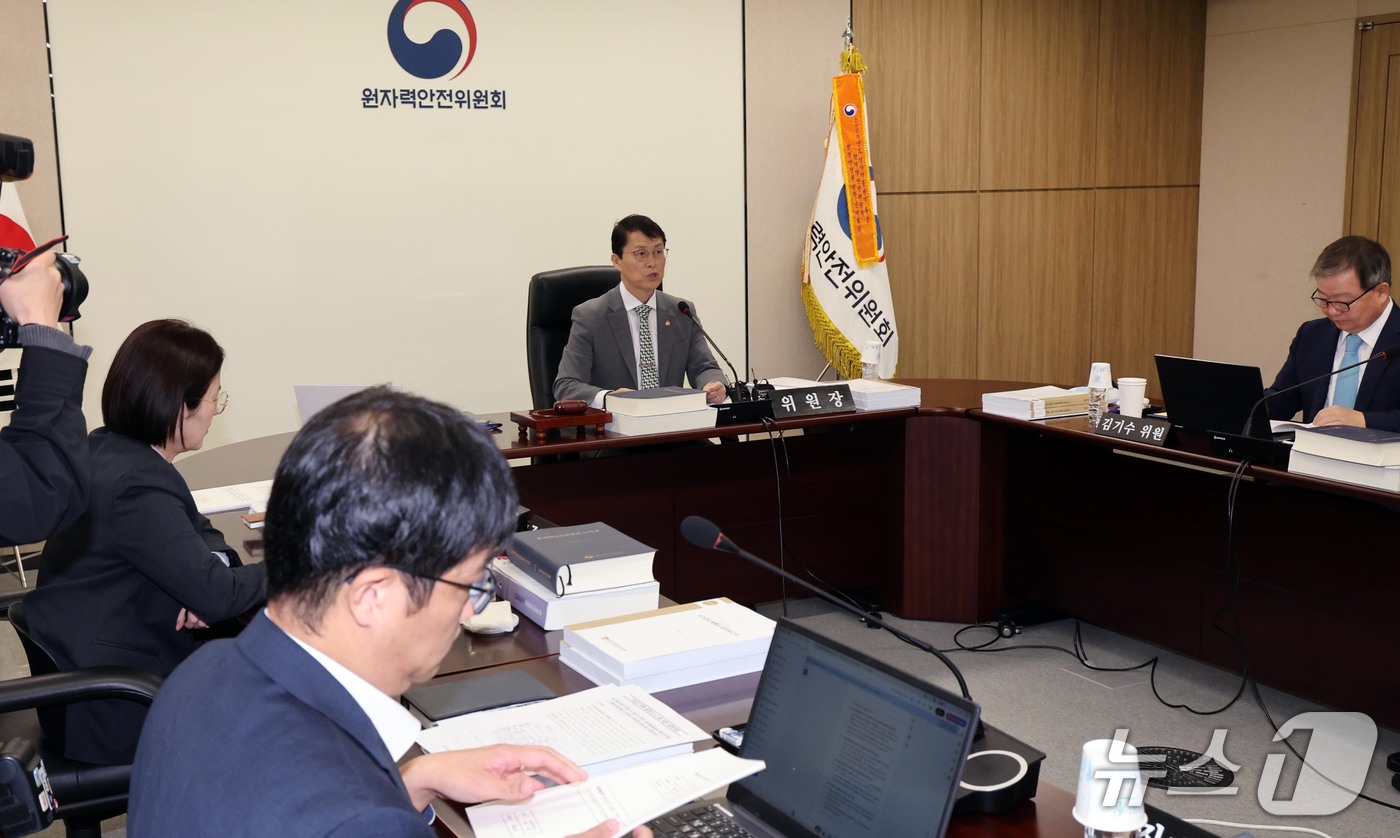 (서울=뉴스1) 이종덕 기자 = 최원호 원자력안전위원회 위원장이 15일 서울 종로구 원자력안전위원회 대회의실에서 회의를 주재하고 있다. 원안위는 이날 고리3·4호기와 한빛 1·2호 …