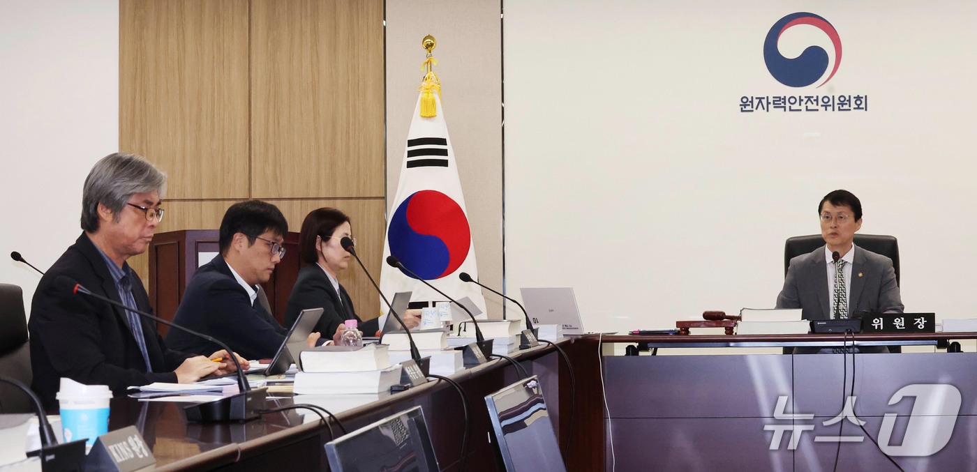 (서울=뉴스1) 이종덕 기자 = 최원호 원자력안전위원회 위원장이 15일 서울 종로구 원자력안전위원회 대회의실에서 회의를 주재하고 있다. 원안위는 이날 고리3·4호기와 한빛 1·2호 …