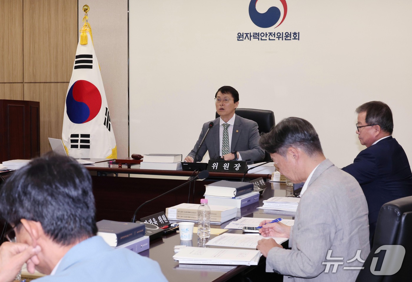 (서울=뉴스1) 이종덕 기자 = 최원호 원자력안전위원회 위원장이 15일 서울 종로구 원자력안전위원회 대회의실에서 회의를 주재하고 있다. 원안위는 이날 고리3·4호기와 한빛 1·2호 …