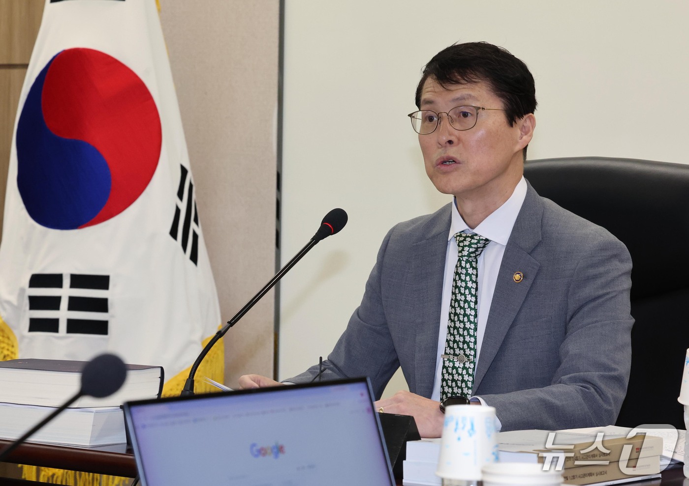 (서울=뉴스1) 이종덕 기자 = 최원호 원자력안전위원회 위원장이 15일 서울 종로구 원자력안전위원회 대회의실에서 회의를 주재하고 있다. 원안위는 이날 고리3·4호기와 한빛 1·2호 …