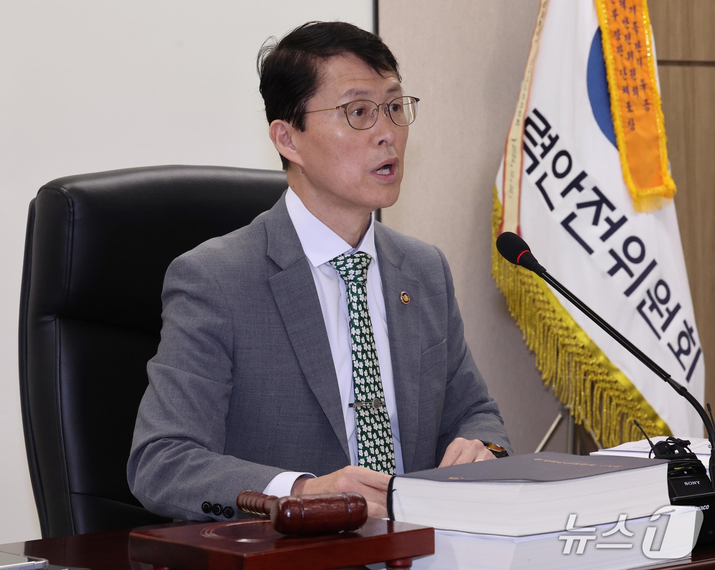 (서울=뉴스1) 이종덕 기자 = 최원호 원자력안전위원회 위원장이 15일 서울 종로구 원자력안전위원회 대회의실에서 회의를 주재하고 있다. 원안위는 이날 고리3·4호기와 한빛 1·2호 …