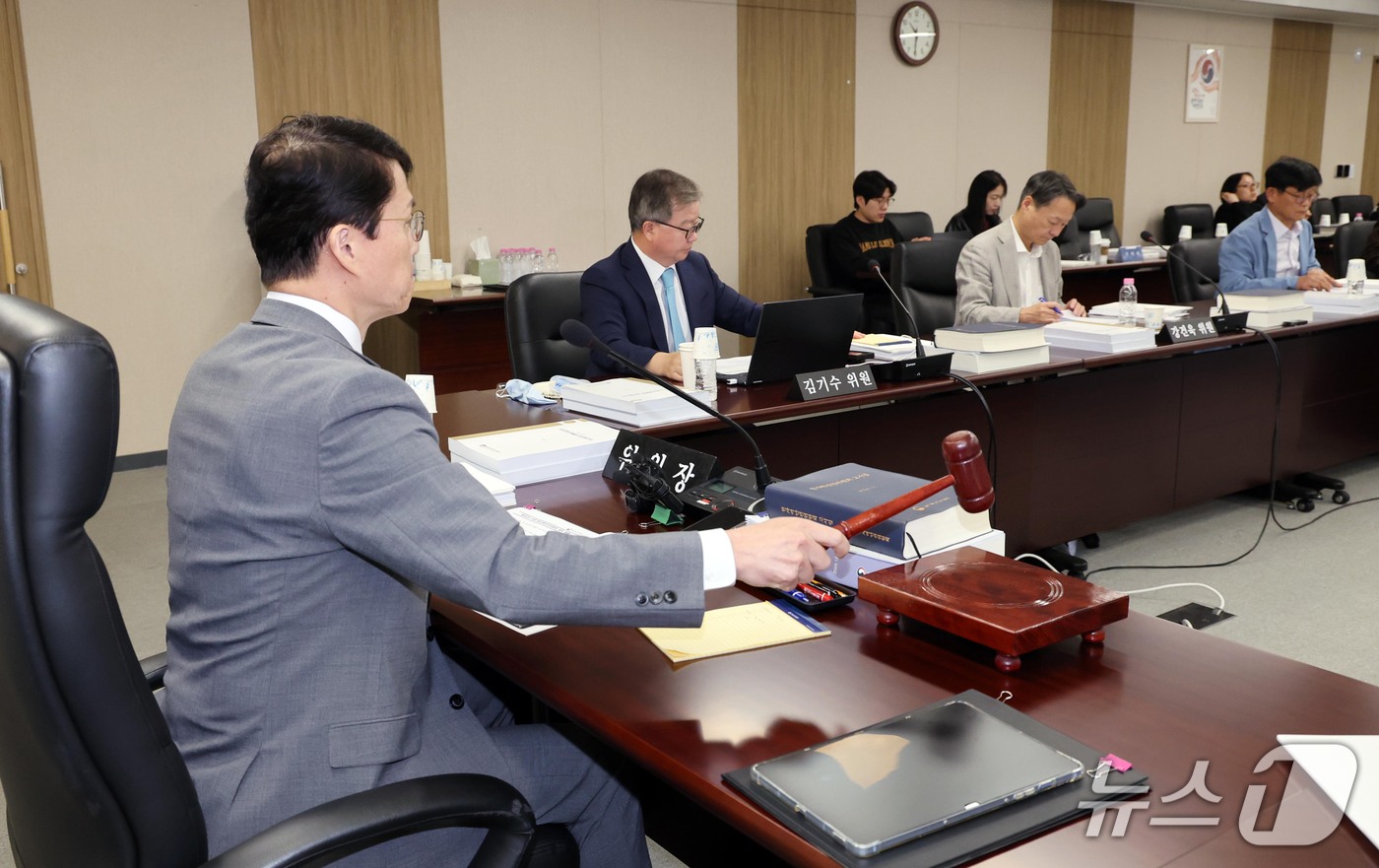 (서울=뉴스1) 이종덕 기자 = 최원호 원자력안전위원회 위원장이 15일 서울 종로구 원자력안전위원회 대회의실에서 회의를 주재하고 있다. 원안위는 이날 고리3·4호기와 한빛 1·2호 …