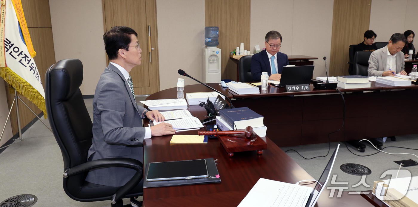 (서울=뉴스1) 이종덕 기자 = 최원호 원자력안전위원회 위원장이 15일 서울 종로구 원자력안전위원회 대회의실에서 회의를 주재하고 있다. 원안위는 이날 고리3·4호기와 한빛 1·2호 …