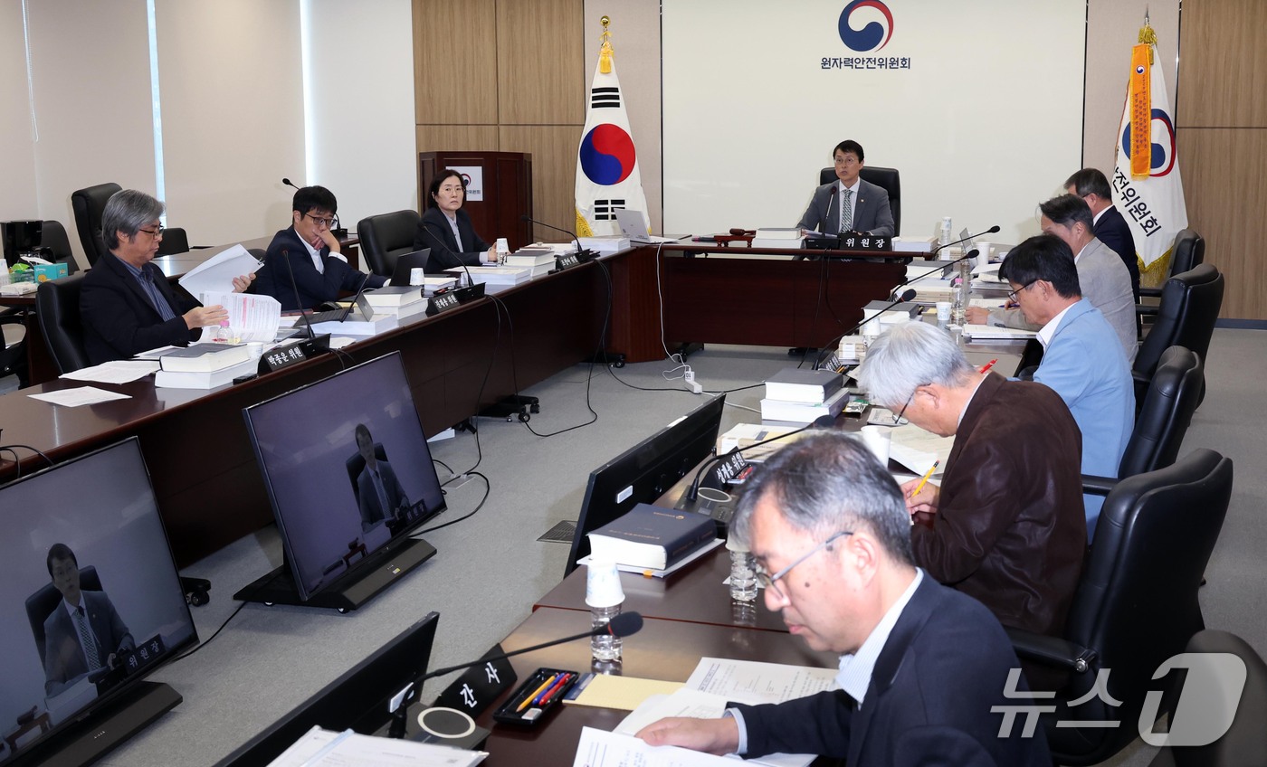 (서울=뉴스1) 이종덕 기자 = 최원호 원자력안전위원회 위원장이 15일 서울 종로구 원자력안전위원회 대회의실에서 회의를 주재하고 있다. 원안위는 이날 고리3·4호기와 한빛 1·2호 …