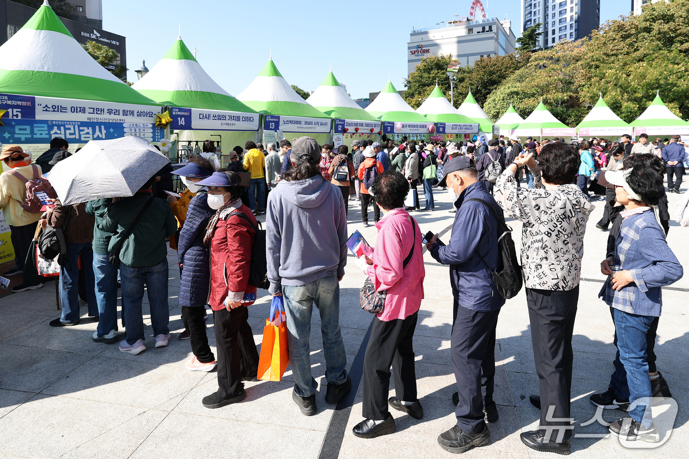 (대구=뉴스1) 공정식 기자 = 15일 대구 중구 국채보상운동기념공원에서 열린 '2026 대구 중구 복지박람회'를 찾은 시민들이 다양한 체험 부스 앞에서 차례를 기다리고 있다. 2 …