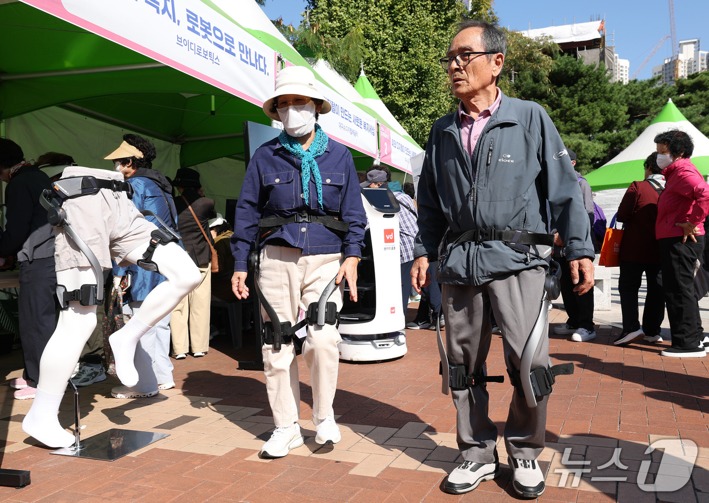(대구=뉴스1) 공정식 기자 = 15일 대구 중구 국채보상운동기념공원에서 열린 '2026 대구 중구 복지박람회'를 찾은 시민들이 보행 보조 웨어러블 로봇 체험을 하고 있다. 202 …