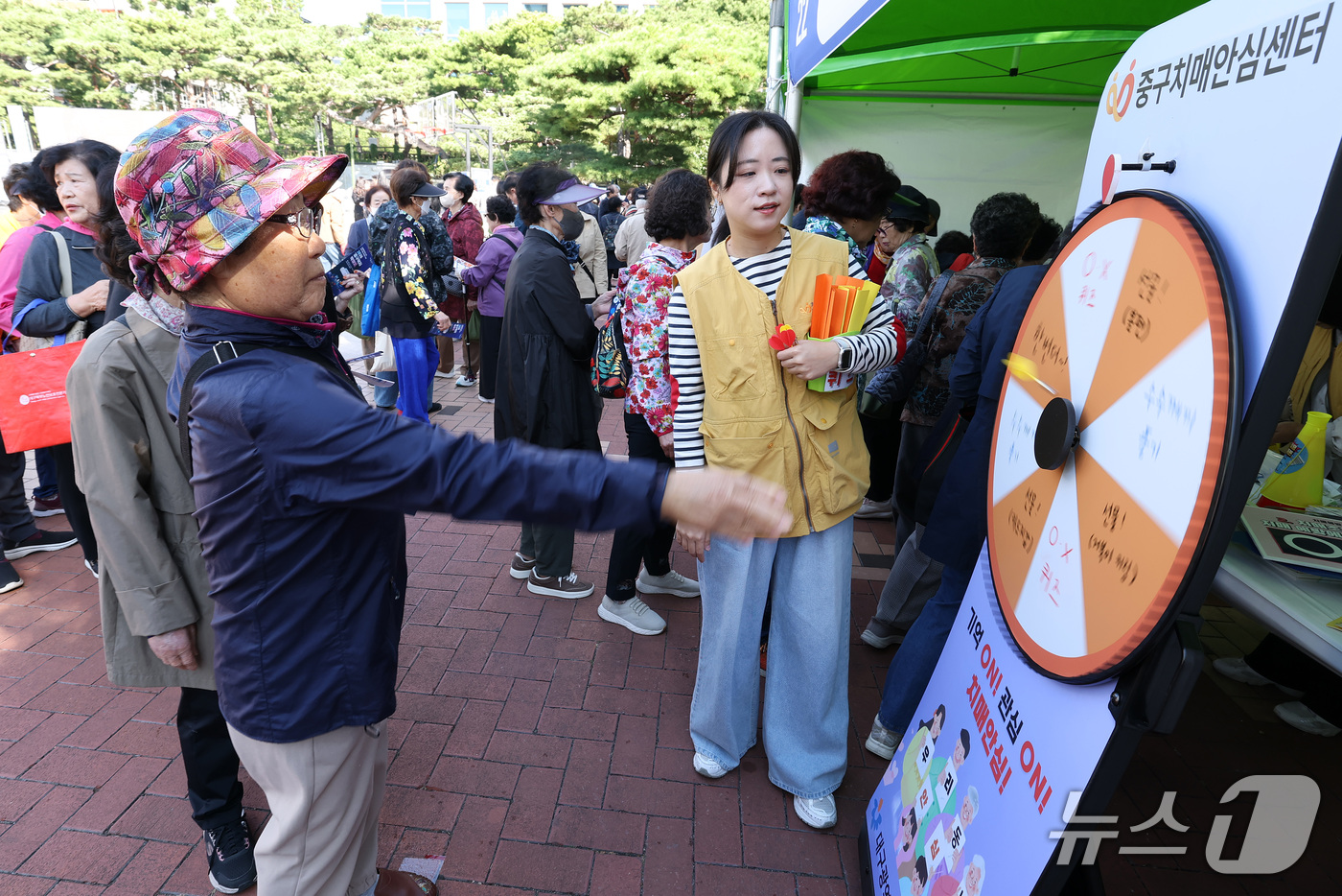 (대구=뉴스1) 공정식 기자 = 15일 대구 중구 국채보상운동기념공원에서 열린 '2026 대구 중구 복지박람회'를 찾은 시민들이 중구보건소 치매안심센터 부스에서 치매 퀴즈 풀기 이 …