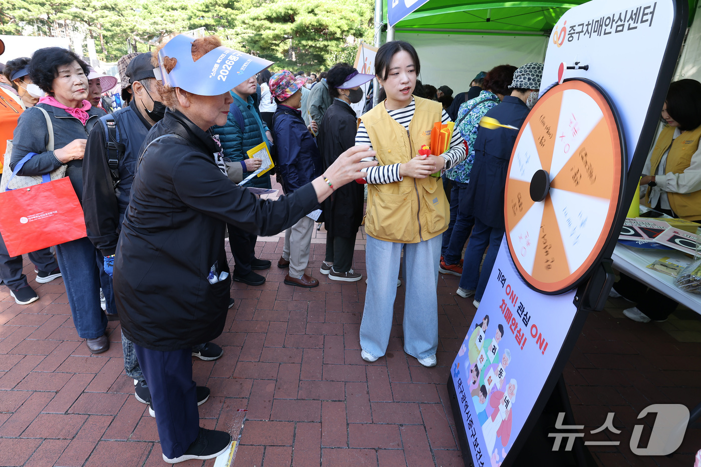 (대구=뉴스1) 공정식 기자 = 15일 대구 중구 국채보상운동기념공원에서 열린 '2026 대구 중구 복지박람회'를 찾은 시민들이 중구보건소 치매안심센터 부스에서 치매 퀴즈 풀기 이 …