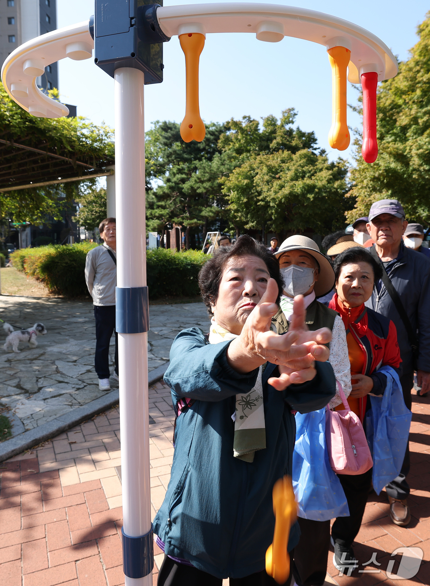 (대구=뉴스1) 공정식 기자 = 15일 대구 중구 국채보상운동기념공원에서 열린 '2026 대구 중구 복지박람회'를 찾은 시민들이 남산기독교종합사회복지관 부스에서 순발력 챌린지에 참 …