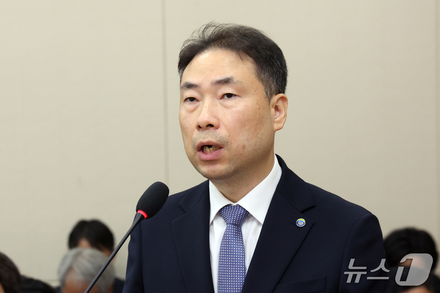 (서울=뉴스1) 황기선 기자 = 차광명 한국환경공단 이사장 직무대행이 15일 서울 여의도 국회  기후에너지환경노동위원회에서 열린 중앙환경분쟁조정피해구제위원회 등에 대한 국정감사에서 …