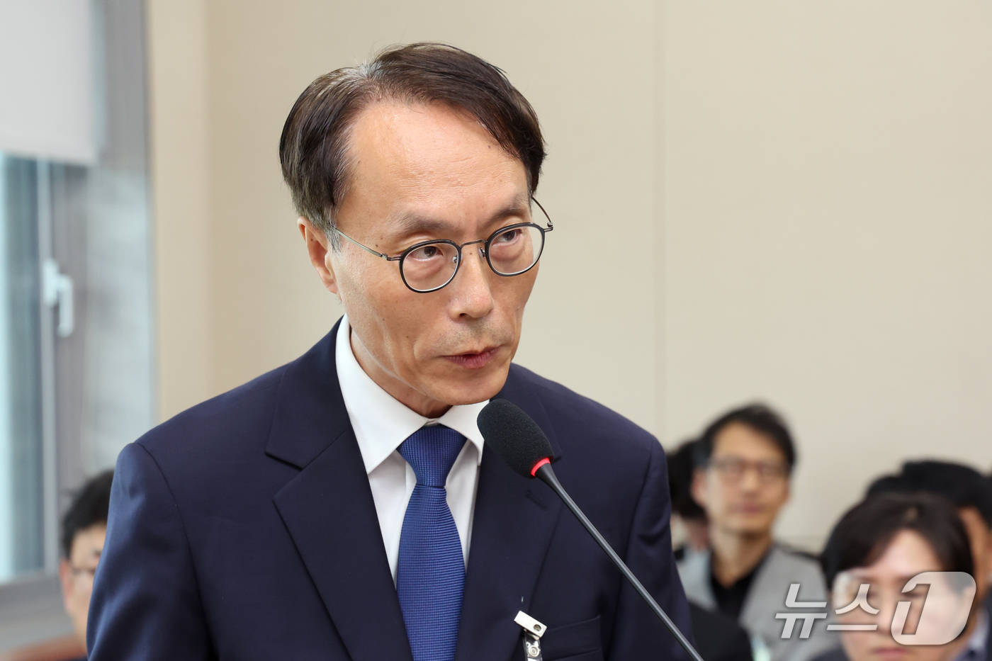 (서울=뉴스1) 황기선 기자 = 이승환 한강유역환경청장 15일 서울 여의도 국회  기후에너지환경노동위원회에서 열린 중앙환경분쟁조정피해구제위원회 등에 대한 국정감사에서 업무보고를 하 …