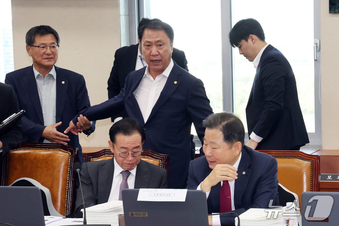 (서울=뉴스1) 황기선 기자 = 김위상 국민의힘 기후환노위 의원이 15일 서울 여의도 국회 기후에너지환경노동위원회에서 열린 중앙환경분쟁조정피해구제위원회 등에 대한 국정감사에서 남광 …