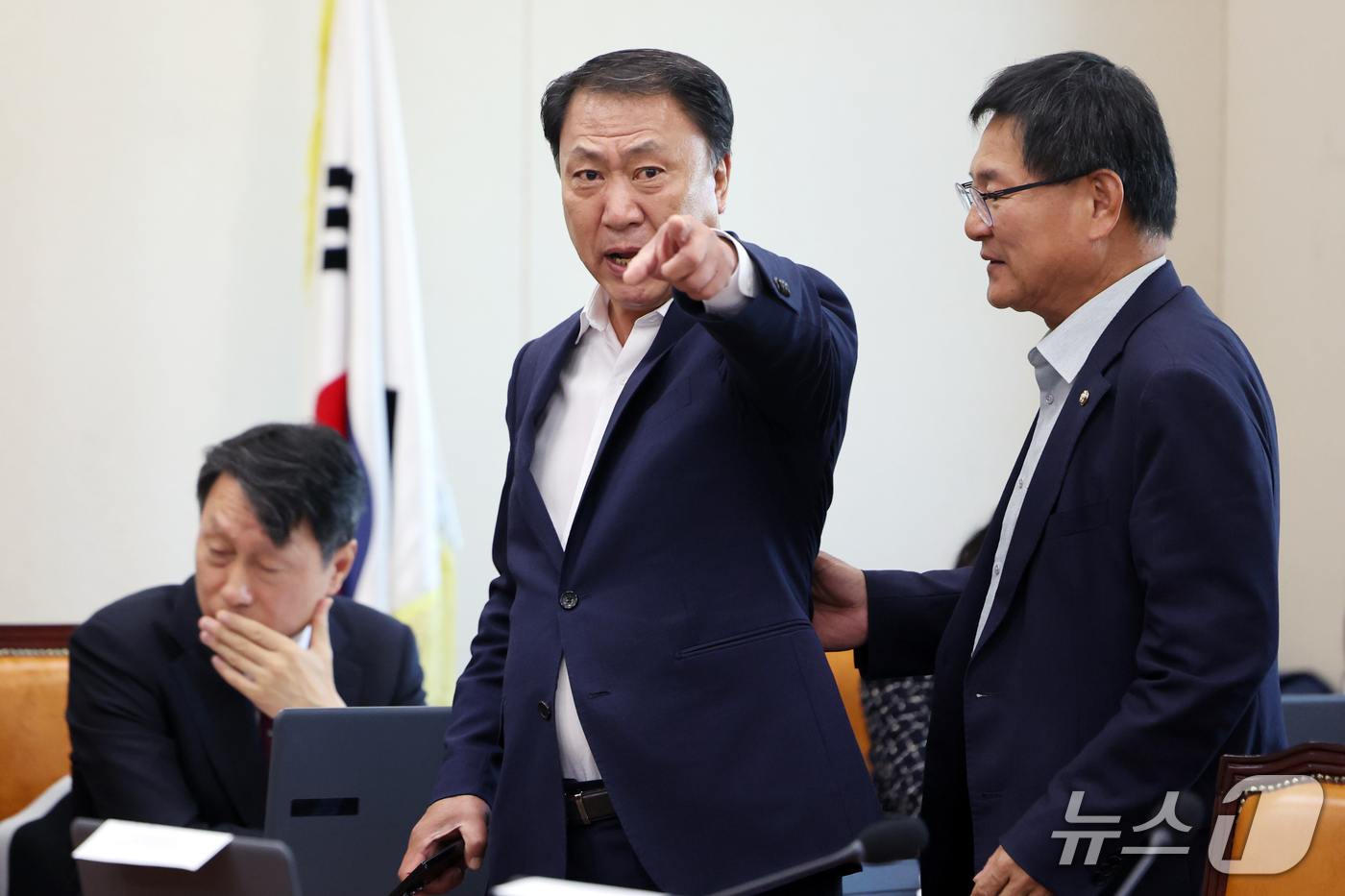 (서울=뉴스1) 황기선 기자 = 김위상 국민의힘 기후환노위 의원이 15일 서울 여의도 국회 기후에너지환경노동위원회에서 열린 중앙환경분쟁조정피해구제위원회 등에 대한 국정감사에서 남광 …