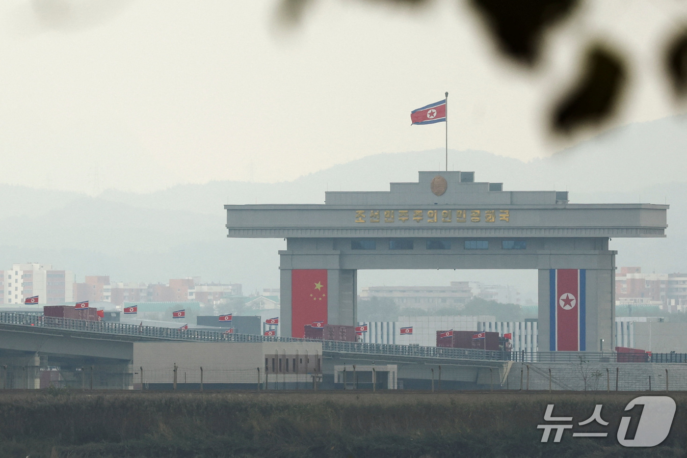 (서울=뉴스1) = 중국 국기인 오성홍기를 단 트럭이 15일 오전 개통한 신압록강대교를 건너고 있다.신압록강대교는 북한 신의주와 중국 단둥을 잇는 길이 3026m, 왕복 4차로의 …