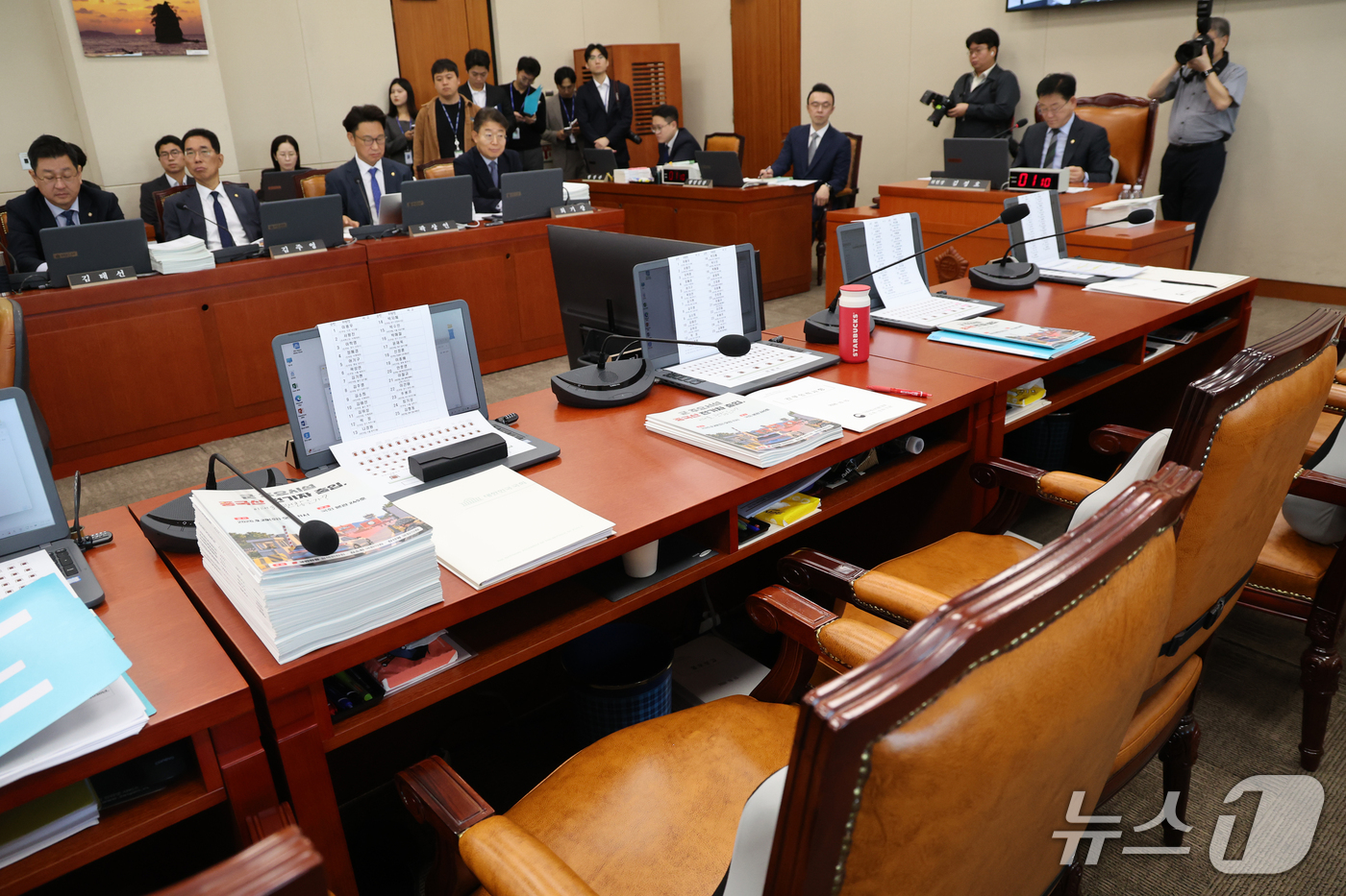 (서울=뉴스1) 황기선 기자 = 15일 서울 여의도 국회 기후에너지환경노동위원회에서 열린 중앙환경분쟁조정피해구제위원회 등에 대한 국정감사에서 국민의힘 의원 자리가 비어 있다.이날 …
