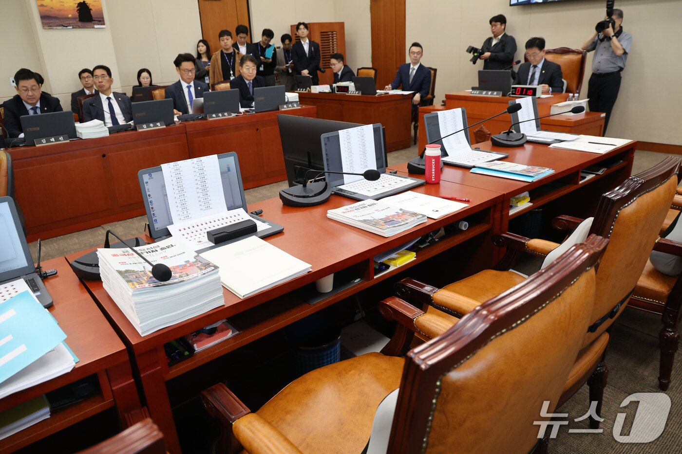 본문 이미지 - 15일 서울 여의도 국회 기후에너지환경노동위원회에서 열린 중앙환경분쟁조정피해구제위원회 등에 대한 국정감사에서 국민의힘 의원 자리가 비어 있다. 이날 국민의힘은 남광우 한국환경산업기술원장의 발언 등에 항의하며 퇴장했다. 2026.10.15 ⓒ 뉴스1 황기선 기자