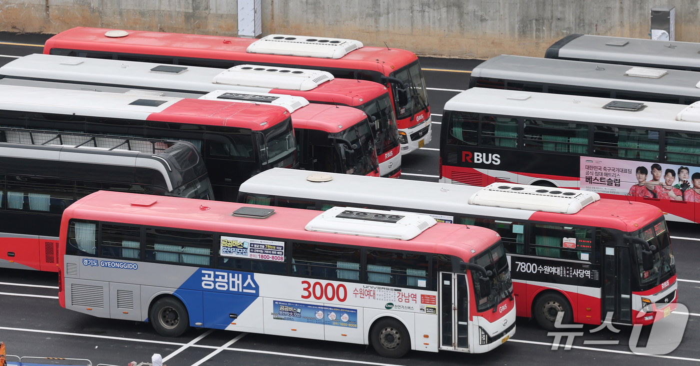 (경기=뉴스1) 김영운 기자 = 한국노총 전국자동차노동조합연맹 경기지역자동차노동조합이 지난 14일 사용자 측과의 제5차 중앙단체교섭 결렬을 선언했다.노조는 경기지방노동위에 노동쟁의 …