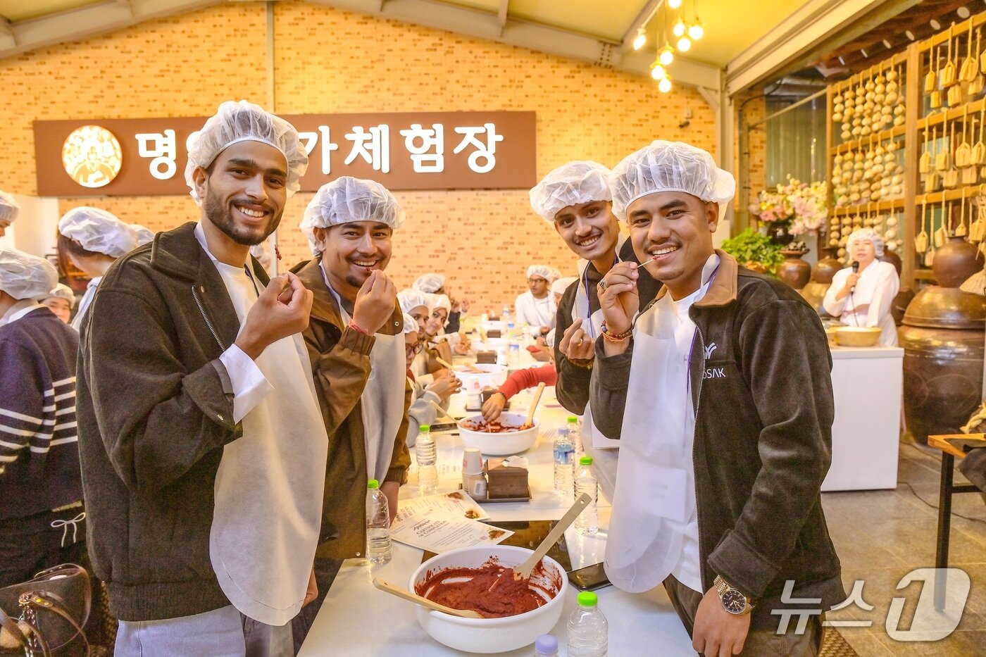 본문 이미지 - 15일 제21회 순창장류축제가 개막한 가운데 외국인들이 순창고추장 만들기 체험 뒤 기념 촬영을 하고 있다.(순창군 제공. 재판매 및 DB 금지)/뉴스1 
