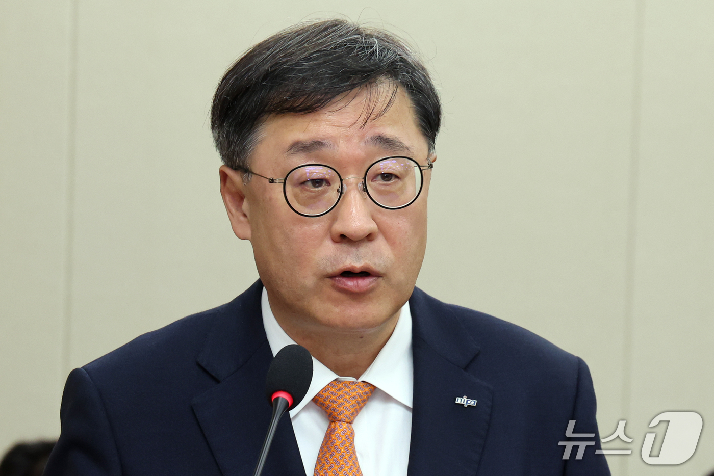 (서울=뉴스1) 황기선 기자 = 박윤규 정보통신산업진흥원장이 15일 서울 여의도 국회 과학기술정보방송통신위원회에서 열린 정보통신산업진흥원 등에 대한 국정감사에서 업무보고를 하고 있 …